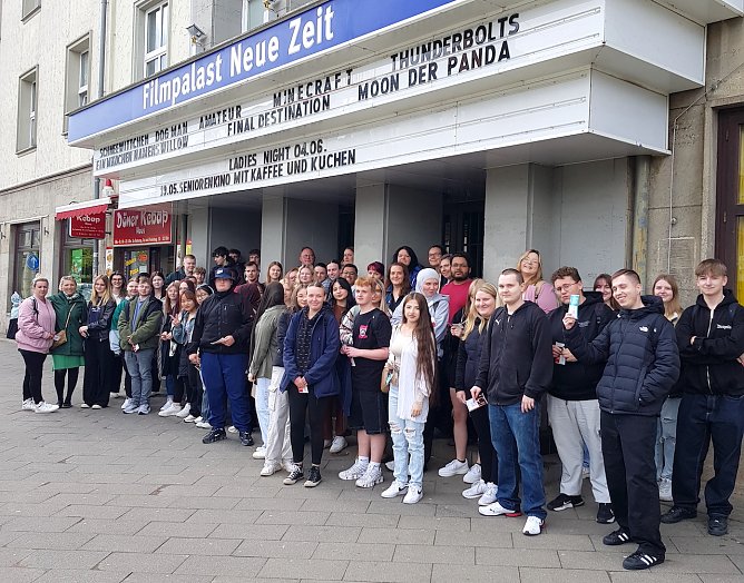 Azubis vor dem Nordhäuser Kino (Foto: J.Eicke) Azubis vor dem Nordhäuser Kino (Foto: J.Eicke)
