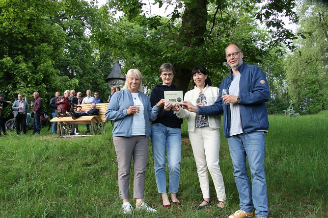 v.l.: die Vorsitzende des F&ouml;rdervereins Park Hohenrode Hannelore Haase mit den amtierenden Rotary Pr&auml;sidentinnen Cornelia Pein und Claudia Neltner sowie Tom Landsiedel, Vorsitzender der B&uuml;rgerstiftung Park Hohenrode (Foto: F&ouml;rderverein Park Hohenrode)