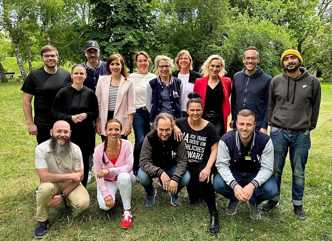 Das HIKEathon Team HSN Edition 2025:  oben v. links nach rechts: Marcel Wagner, Mandy Tabatt, Thomas Herwig, Nadine Kathrin Luschnat, Prof. Dr. Cordula Borbe, Nicola Bargfrede, Kathleen Hahnemann, Manuela Krieghoff, Christian Zoll, Avishek Chatterjee  unten v.links nach rechts: Prof. Dr. Maik Arnold, Dr. Kareen Schlangen, Prof. Dr. Andreas Bergknapp, Tina Bergknapp, Jonas Mielke (Foto: Hochschule Nordhausen )