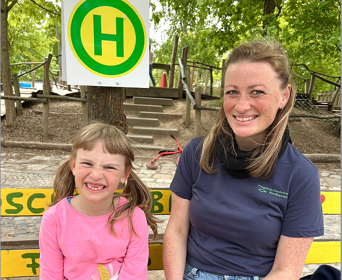 Koordinatorin der Einschulung Carolin Apel mit einem Vorschulkind auf dem Schulhof der Evangelischen Grundschule an der Freundschafts-Haltestelle (Foto: Evangelische Grundschule Nordhausen)