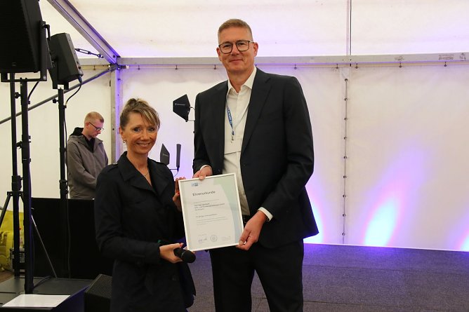 Zum 30. Firmenjubiläum gab es auch eine Ehrung der Industrie- und Handelskammer (Foto: agl) Zum 30. Firmenjubiläum gab es auch eine Ehrung der Industrie- und Handelskammer (Foto: agl)