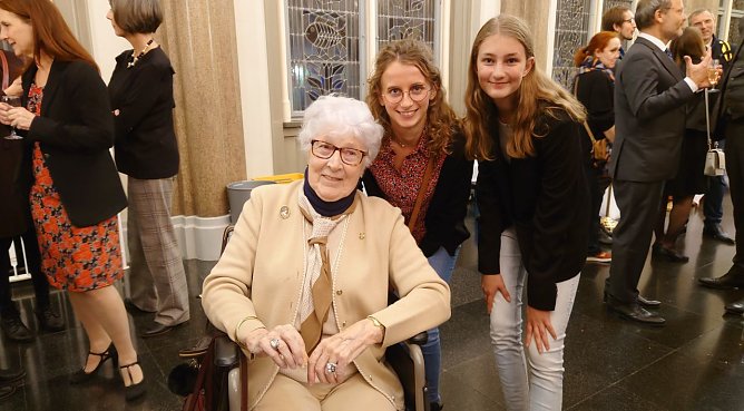 Sarah B&ouml;nisch mit Colette und Lucy Fauble (Foto: Famiile B&ouml;nisch)