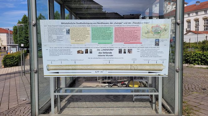 Neben dem Entwurf zum Lindwurm wird auch die Geschichte der Stadtmauer beleuchtet (Foto: M. Garke)