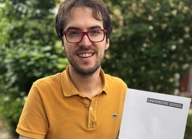 Felix Wlassak freut sich &uuml;ber seine frisch verliehene Promotionsurkunde � die Hochschule Nordhausen gratuliert herzlich zum Doktortitel. (Foto: Tina Bergknapp)