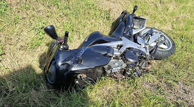 Motorradunfall bei G&uuml;nzerode (Foto: Feuerwehr Gro&szlig;wechsungen/Silvio Dietzel)