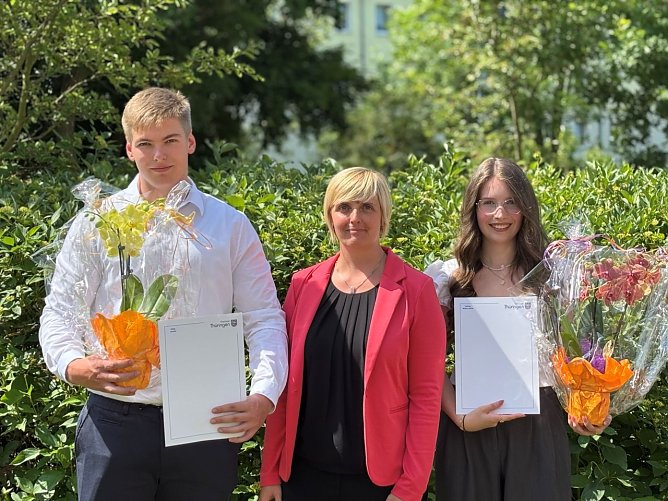 Ausbilderin Franziska Bernsdorf (mitte) gratuliert ihren Auszubildenden Melina Celine Helbing (rechts) und Jeremy Eiling (links) zur bestandenen Pr&uuml;fung. (Foto: Stadtwerke Nordhausen)
