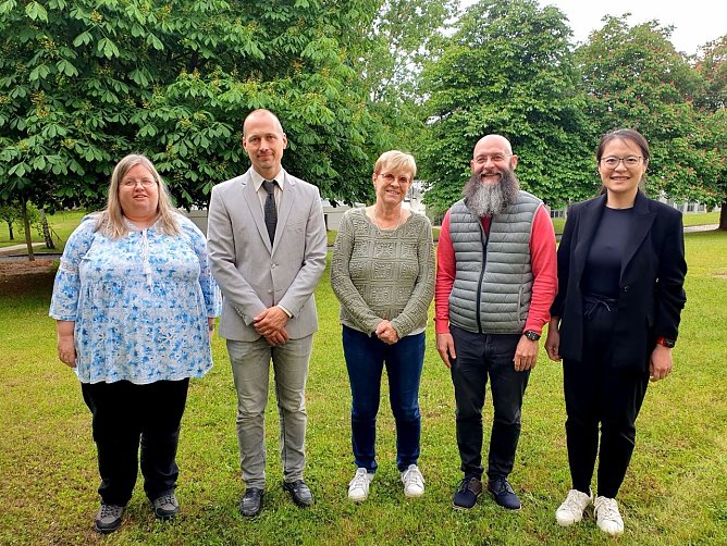 Die f&uuml;nf Gr&uuml;ndungsmitglieder der Forschungsethikkommission der Hochschule Nordhausen (v. l. n. r.): Dr. Andrea Kenkmann, Prof. Dr. Stefan Kunde-Siegel, Prof. Dr. rer. nat. Uta Breuer (stellvertretende Vorsitzende), Prof. Dr. Maik Arnold (Vorsitzender) und Prof. Dr. Jiayi Wang. (Foto: Nadine Kathrin Luschnat)