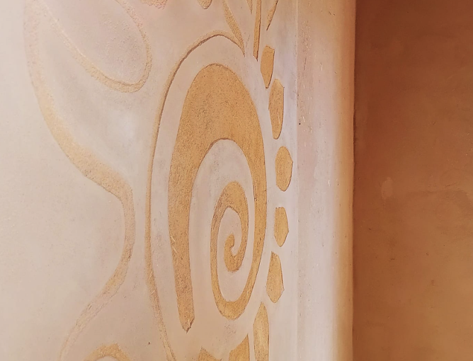 K&uuml;nstlerische Wanddekortation mit Lehmverputz (Foto: Stephanie Aurin)