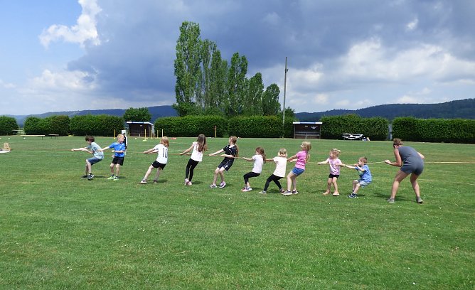 Auf dem Foto besiegen die kleinen Sportler gerade ihre V&auml;ter im Tauziehen (Foto: F.Seiler)