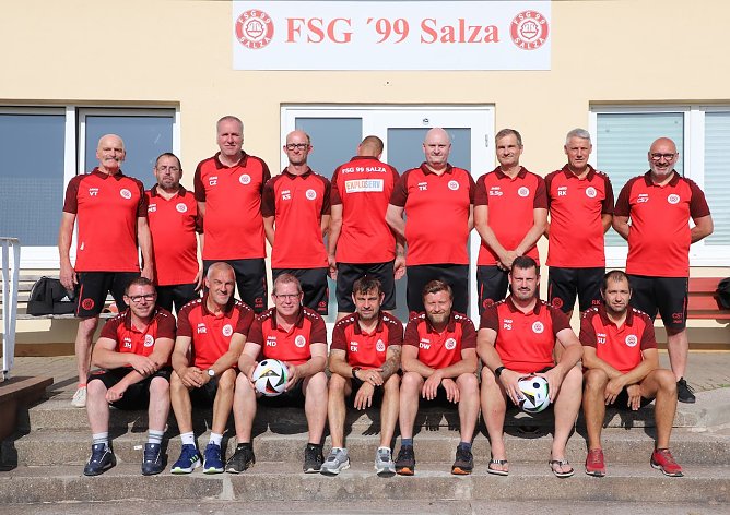 Freuen sich über eure Bälle: Die Old Boys aus Salza (Foto: privat) Freuen sich über eure Bälle: Die Old Boys aus Salza (Foto: privat)