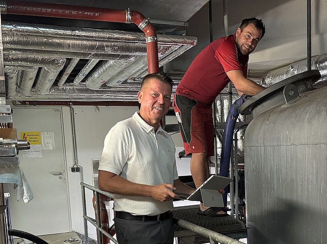 Gesch&auml;ftsf&uuml;hrer Jens Eisenschmidt bereitet mit dem Techniker Michael Nickel die Filtersanierung f&uuml;r die Wasseraufbereitung vor (Foto: Badehaus Nordhausen)