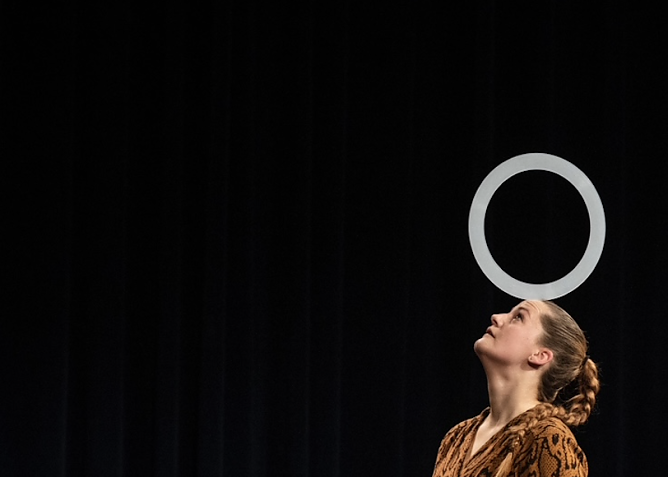 Kathrin Wagner zeigt ihr Programm "I WAS told" im Zappelini-Zelt (Foto: Matthias Ziemer)