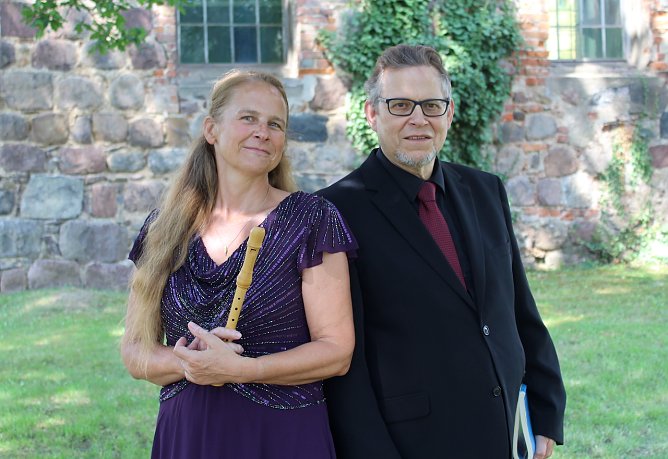 Martin Stephan aus Wiehe und die renommierte Blockfl&ouml;ten-Virtuosin Susanne Ehrhardt aus Berlin (Foto: R.Englert)
