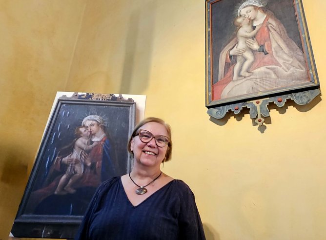  Liebe Redaktionsteams, nein, das h&auml;tte die Restauratorin in diesem Umfang auch nicht erwartet, als sie den Auftrag der Kirchengemeinde G&ouml;rsbach entgegennahm. Doch lesen Sie selbst, wie sich die Dinge rum um das Marienbild entwickelt haben. Foto: Restauratorin Christine Machate vor dem restaurierten Bild (oben) und einem Druck des Bildes in dem Zustand, wie sie es &uuml;bernommen hat (links) (Foto: Evangelischer Kirchenkreis S&uuml;dharz)