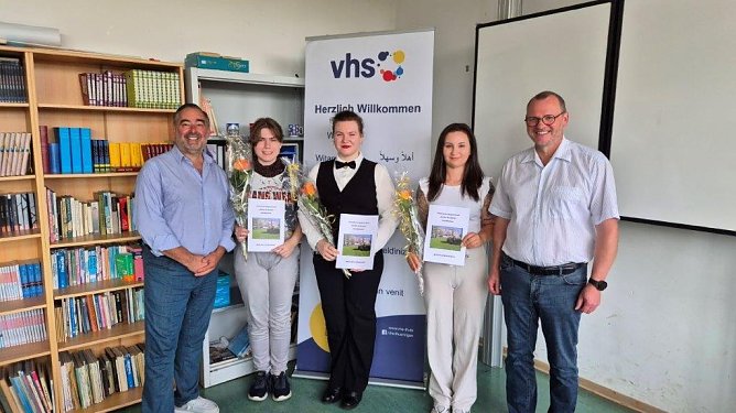 Zeugnisübergabe in der Kreisvolkshochschule Nordhausen (Foto: Kreisvolkshochschule) Zeugnisübergabe in der Kreisvolkshochschule Nordhausen (Foto: Kreisvolkshochschule)