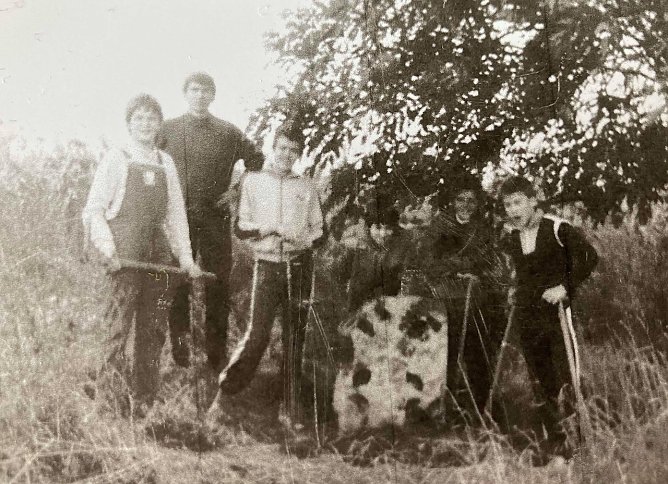 Freilegung und Wiederaufrichtung des Kreuzsteins Anfang der Achtziger Jahre (Foto: privat) Freilegung und Wiederaufrichtung des Kreuzsteins Anfang der Achtziger Jahre (Foto: privat)