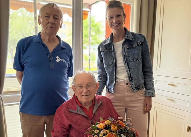 Hans Georg Franke und Alexandra Rieger gratulieren Martin Schirmacher (Foto: Stadtverwaltung Nordhausen)