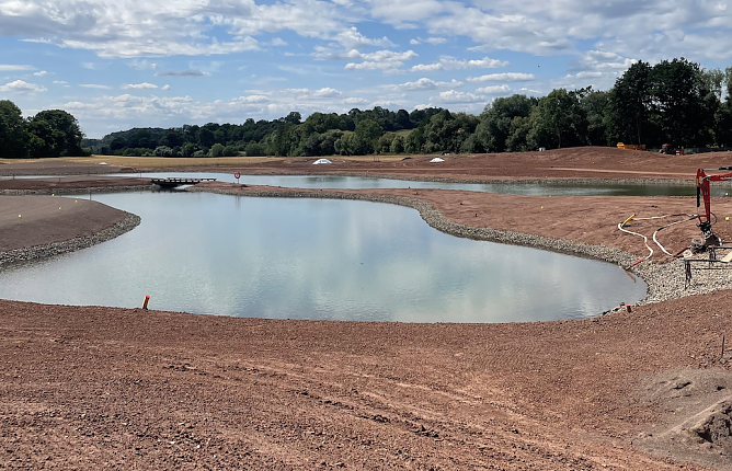 Vom Gr&uuml;n ist auf dem Neust&auml;dter Golfplatz im Moment wenig zu sehen (Foto: Golfpark Neustadt)