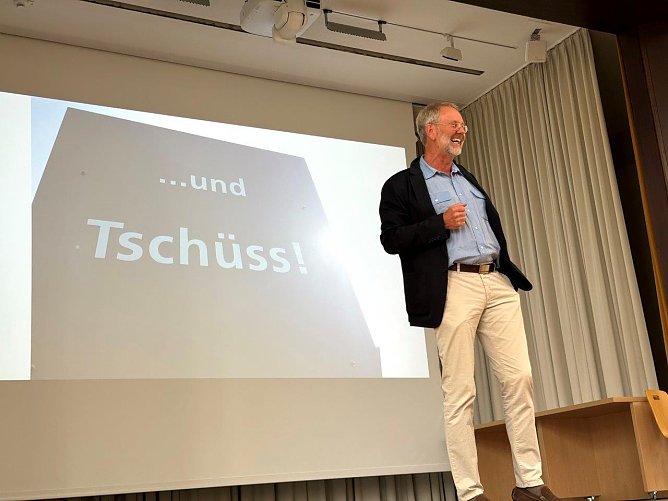 Mit einer feierlichen Veranstaltung im Audimax verabschiedete sich die Hochschule Nordhausen von Prof. Dr.-Ing. Folker Fl&uuml;ggen, der &uuml;ber ein Jahrzehnt den Fachbereich Ingenieurwissenschaften mitpr&auml;gte. (Foto: Nadine Kathrin Luschnat)