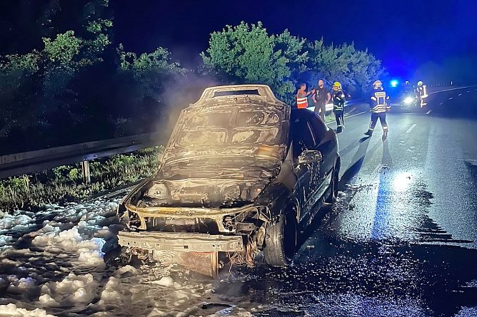 Auto brannte aus ungeklärter Ursache aus (Foto: Feuerwehr / Silvio Dietzel ) Auto brannte aus ungeklärter Ursache aus (Foto: Feuerwehr / Silvio Dietzel )
