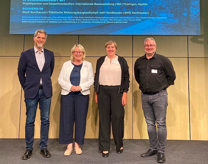 Nordhausens Oberb&uuml;rgermeister Kai Buchmann, SWG- Chefin Inge Klaan sowie Sonja Griebenow von Linnea Landschaftsarchitektur und Architekt Maurice Fiedler (v.l.n.r.) nahmen in Berlin in der Akademie der K&uuml;nste stellvertretend f&uuml;r alle Beteiligten die Belobigung f&uuml;r das Klimaquartier Nordhausen-Nord entgegen. (Foto: &copy; SWG Nordhausen/Frederik Berners)