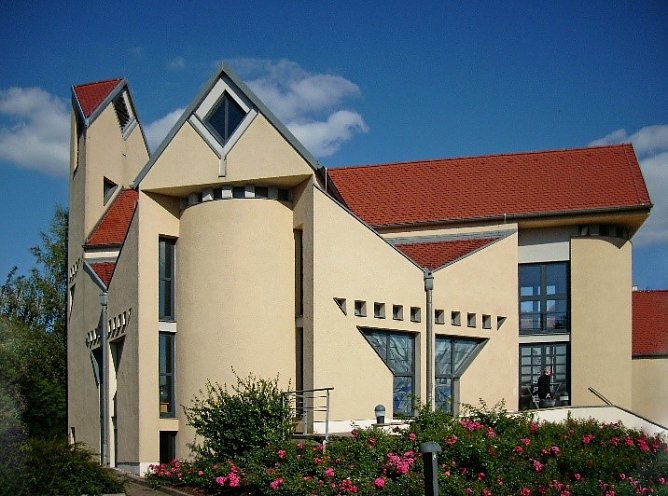 Das moderne Gotteshaus Maria Regina ist der erste Halt auf der architektonischen Rundreise (Foto: Pia Wienrich)