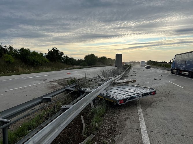 Abg&auml;ngiger Anh&auml;nger auf der A38 (Foto: LPI)