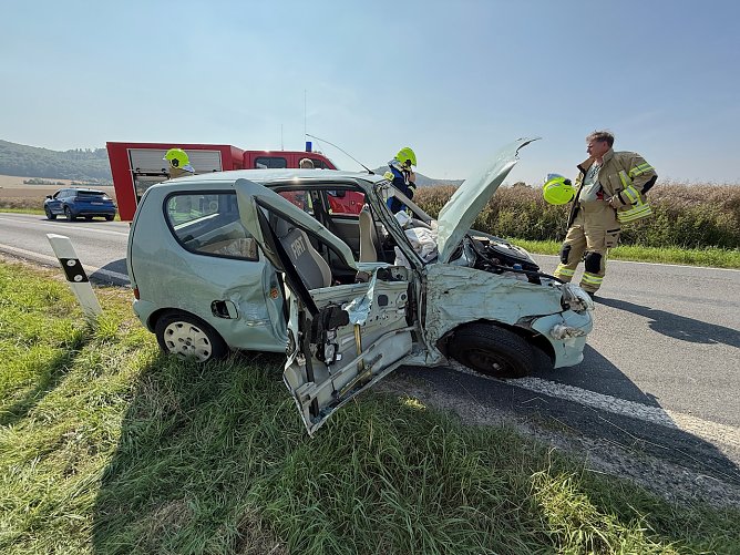 Unfallfahrzeug auf der Landstraße bei Kleinfurra (Foto: S. Dietzel) Unfallfahrzeug auf der Landstraße bei Kleinfurra (Foto: S. Dietzel)