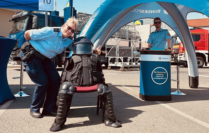 Die Polizei pr&auml;sentierte sich zum "Blaulichttag" auf dem Platz der Gewerkschaften (Foto: Yelyzaveta Khurshudian)