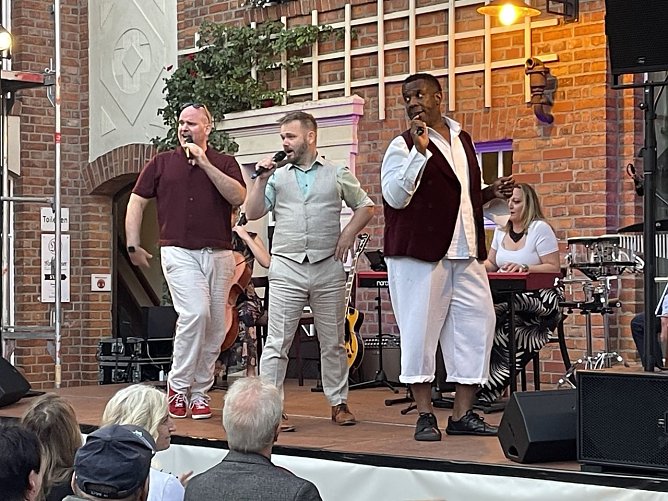 Die Fellas nach dem Hochzeitsantrag in der Traditionsbrennerei (Foto: Thomas Müller) Die Fellas nach dem Hochzeitsantrag in der Traditionsbrennerei (Foto: Thomas Müller)