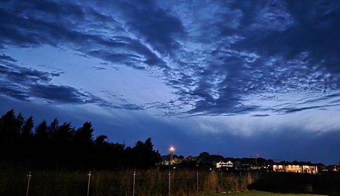 Polnische Ostsee. Im Hintergrund der Leuchtturm von Gaski, in der N&auml;he von  Kolberg (Foto: Ulrike Hlawitschka)