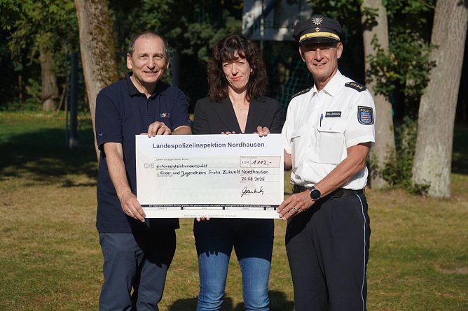Die gesammelten Spenden in H&ouml;he von &uuml;ber 1.000 Euro wurden an Heimleiter der Frohen Zukunft, Herrn Gert Bufe, &uuml;bergeben und unterst&uuml;tzen den Bau eines Radrundwegs f&uuml;r die Kinder. (Foto: LPI)
