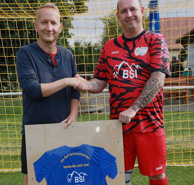 Trikotübergabe am Spielfeldrand (Foto: Enrico Kusserow ) Trikotübergabe am Spielfeldrand (Foto: Enrico Kusserow )