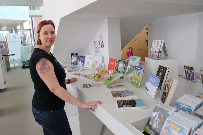 Die Leiterin der Stadtbibliothek Frau Haase freut sich schon auf die Kinderbuchmesse, eine paar Leseexemplare hat man schon vorbereitet (Foto: agl)