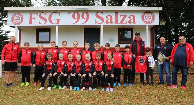 Schmucke Trainingsanz&uuml;ge f&uuml;r die Salzaer E-Junioren (Foto: privat)