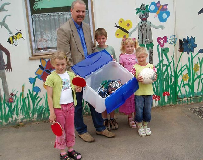 Kiste übergeben (Foto: nnz) Kiste übergeben (Foto: nnz)