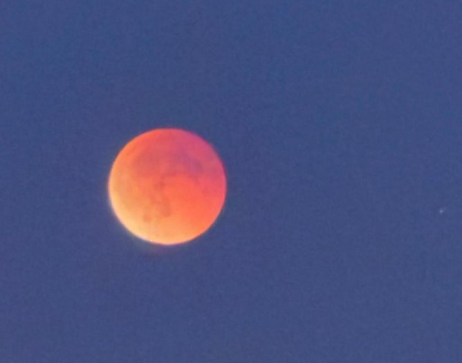 Blutmond &uuml;ber Nordhausen (Foto: Lenya Kurtz)
