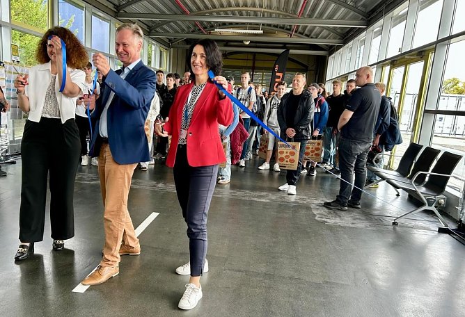 Irena Michel (Agentur f&uuml;r Arbeit), Stefan Lobenstein (Pr&auml;sident Handwerkskammer) und Dr. Cornelia Haase-Lerch (IHK) er&ouml;ffneten am Vormittag die Messe (Foto: A. T&ouml;lle)