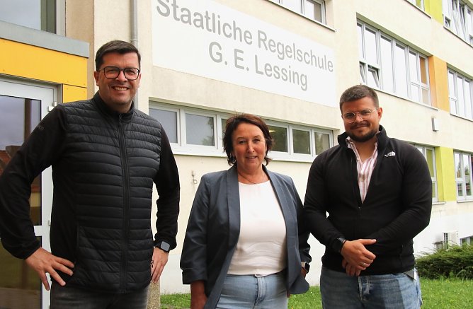 v.r.l. KSB-Chef Patrick B&ouml;rsch, die Schulleiterin Kati Fl&ouml;der und Sportlehrer Tobias Meyer (Foto: ykh)