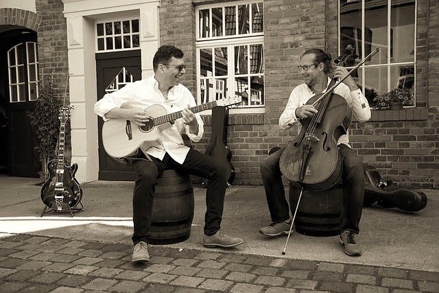 Das Duo noKlassik gastiert in der Traditionsbrennerei (Foto: T.Kohl)