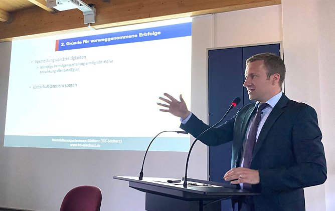 Dr. Eric Urzowski bei einem Vortrag (Foto: IET)