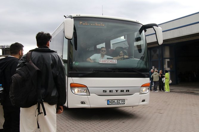 Einmal am ganz gro&szlig;en Lenkrad sitzen - zur Berufsmesse der Stadtwerke durften man auch den Bus einmal um den Block bewegen (Foto: agl)