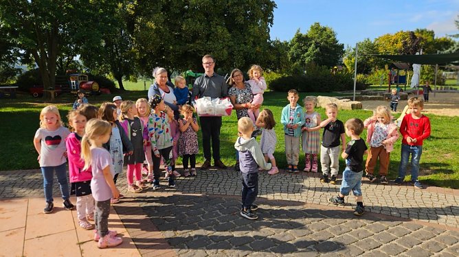 F&uuml;r die jungen Wipperdorfer gab es zum Kindertag eine kleine &Uuml;beraschung  (Foto: Die Linke Bleicherode/Sollstedt)