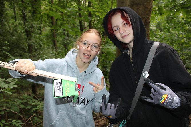 Zwei Klassen der Regelschule K&auml;the Kollwitz halfen beim aufr&auml;umen zum World Clean Up Day (Foto: KKS)