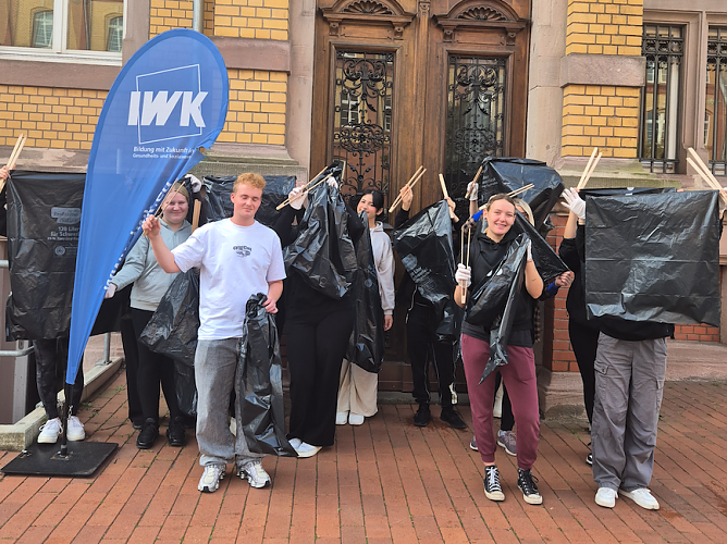 Die angehenden Sozialbetreuerinnen und Sozialbetreuer der Klasse SB 24 beim Aufr&auml;umen. (Foto: IWK Nordhausen)