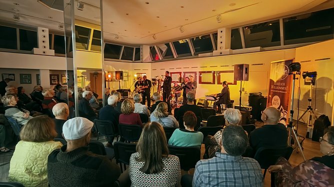 Grandioses Spektakel mit Albie Donnelly�s Supercharge (Foto: nnz)