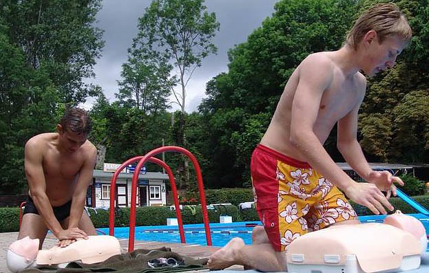 Retten ge&uuml;bt (Foto: dlrg)