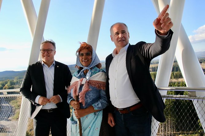 Das Triumvirat des "Hex" v.l.: Th&uuml;ringens Ministerpr&auml;sident Mario Voigt, die Brockenhexe h&ouml;chstpers&ouml;nlich und Landrat Matthias Jendricke (Foto: agl)