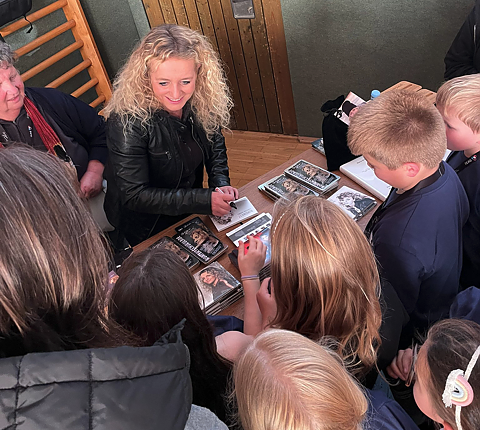 Die Grundschule Niedersalza feierte einen unvergesslichen Musiktag mit Christina Rommel (Foto: Antje G&auml;de)