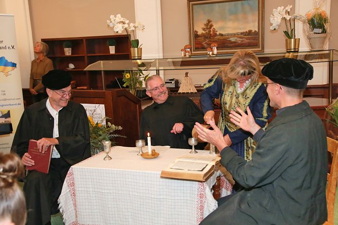 Szene aus dem Theaterst&uuml;ck Neander oder die Ehre Gottes � Platzt Neander am Neanderplatz? (Foto: Kathrin Kind)